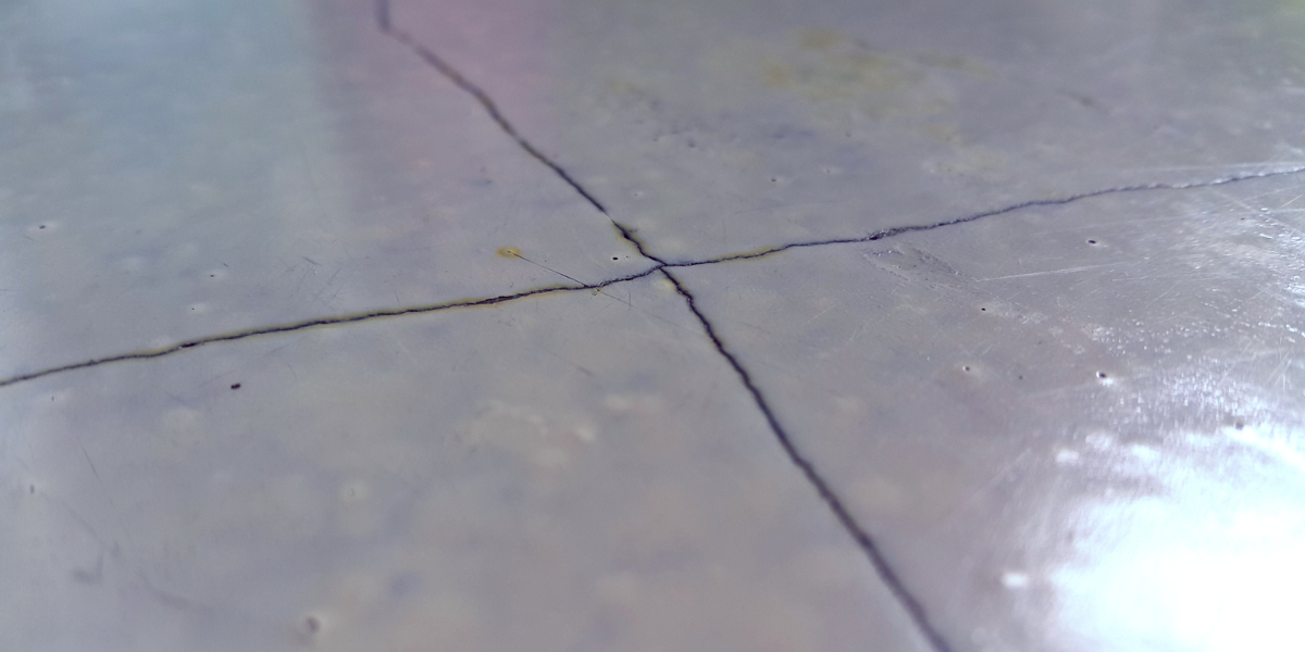 A crack in epoxy which is more prone to happening when fillers are able to settle in the epoxy. Use of AEROSIL as an anti-settling agent can prevent this.